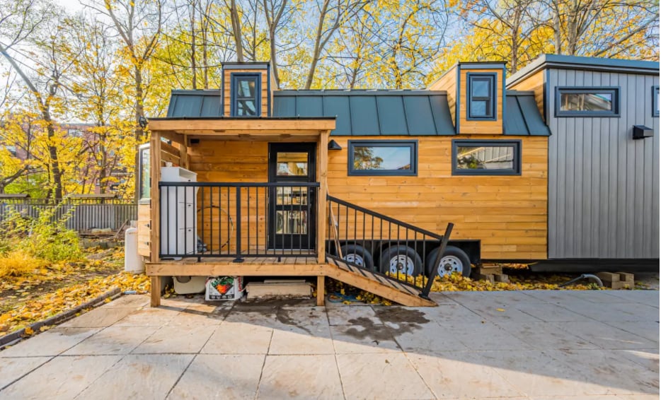 Une famille vit confortablement dans une mini-maison à Toronto