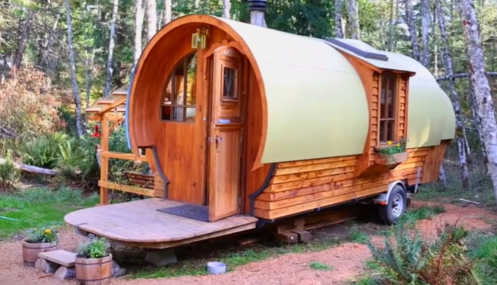 Cette mini-maison est faite entièrement de matériaux récupérés