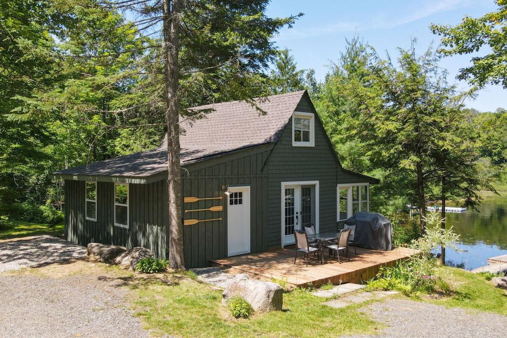  2 coquets chalets clés en main et meublés bordant un lac navigable avec petite plage sablonneuse