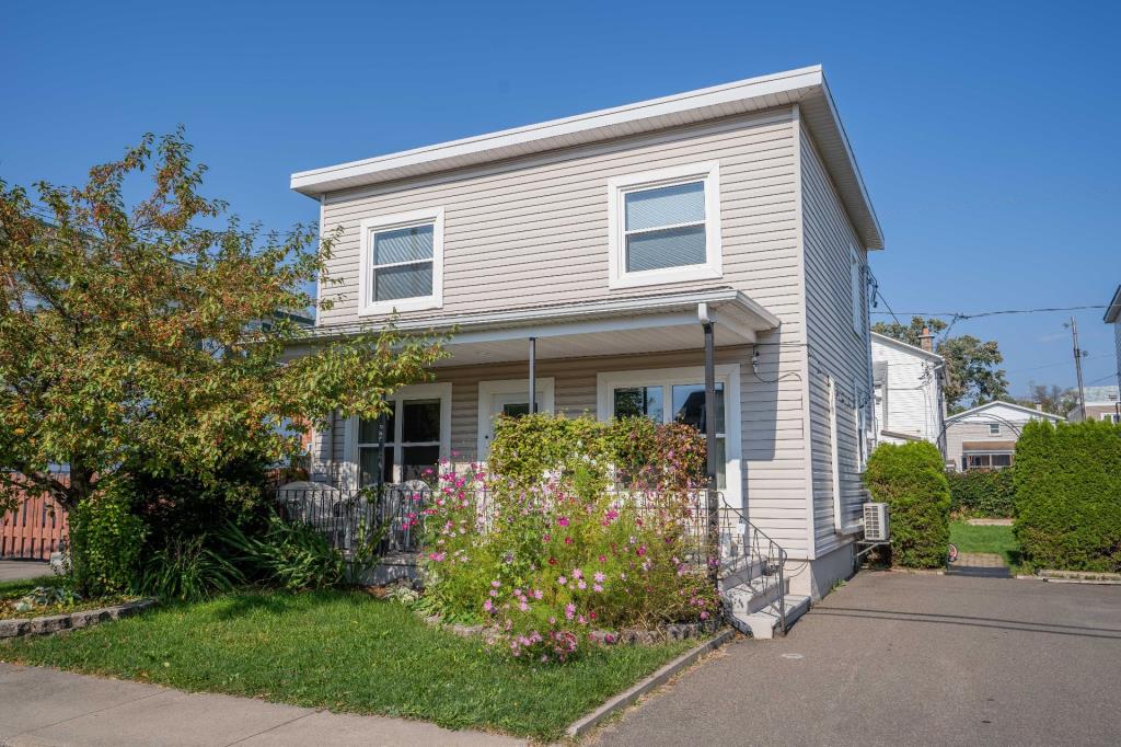 Une foule d'atouts avantageux vous attendent dans ce joli cottage à 299 000 $