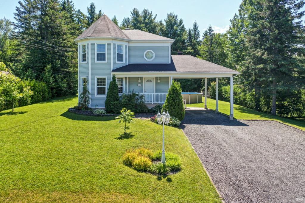 Libre rapidement! Spacieux cottage avec grande cour bordée par un boisé à vendre pour 299 000$