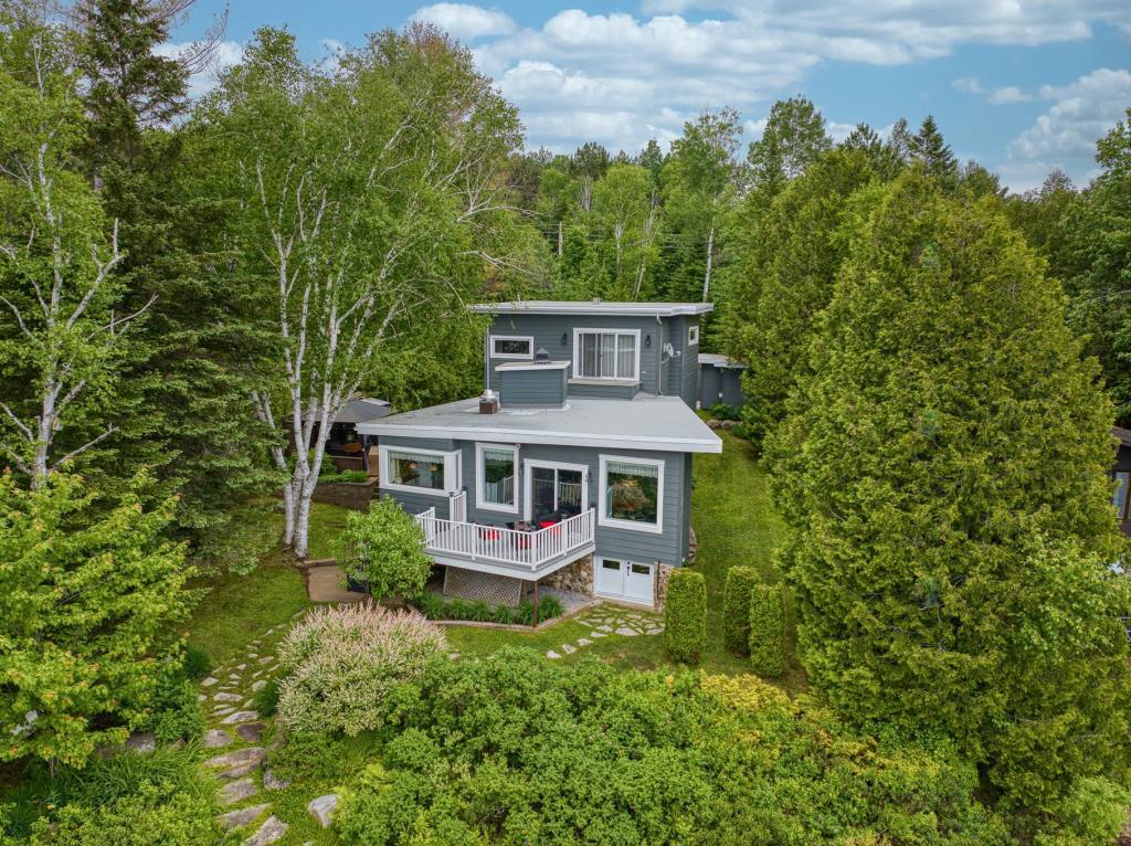 Superbe havre de paix bordant un lac avec petite plage privée