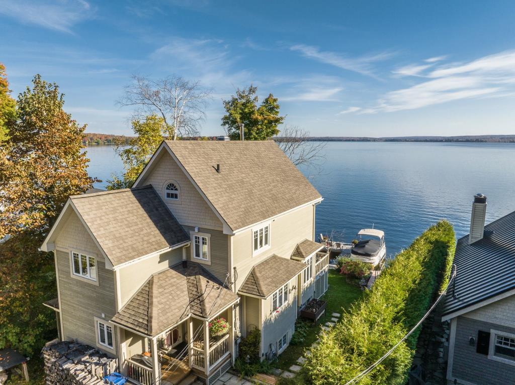 Magnifique cottage riverain dont les vues sur le lac Brome donnent l'impression de vivre sur un bateau