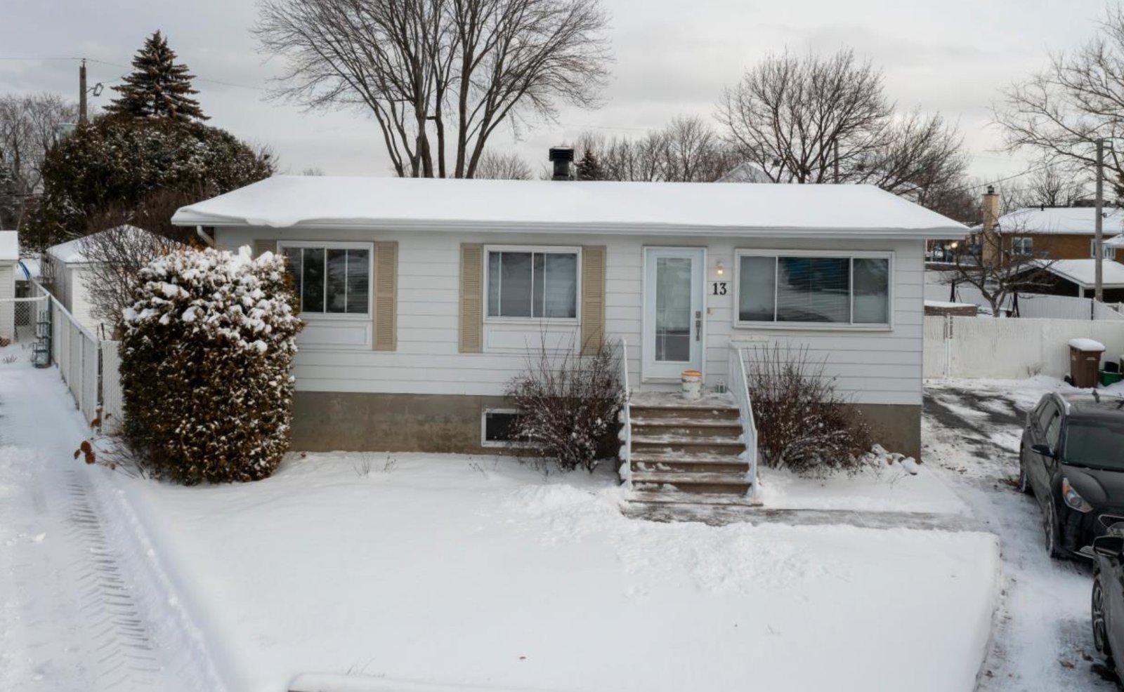 charmant bungalow de 399 000 $ situé dans un croissant à Saint-Constant