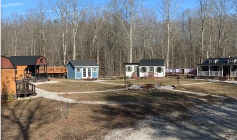 Ils construisent un village de mini-maisons pour toute la famille