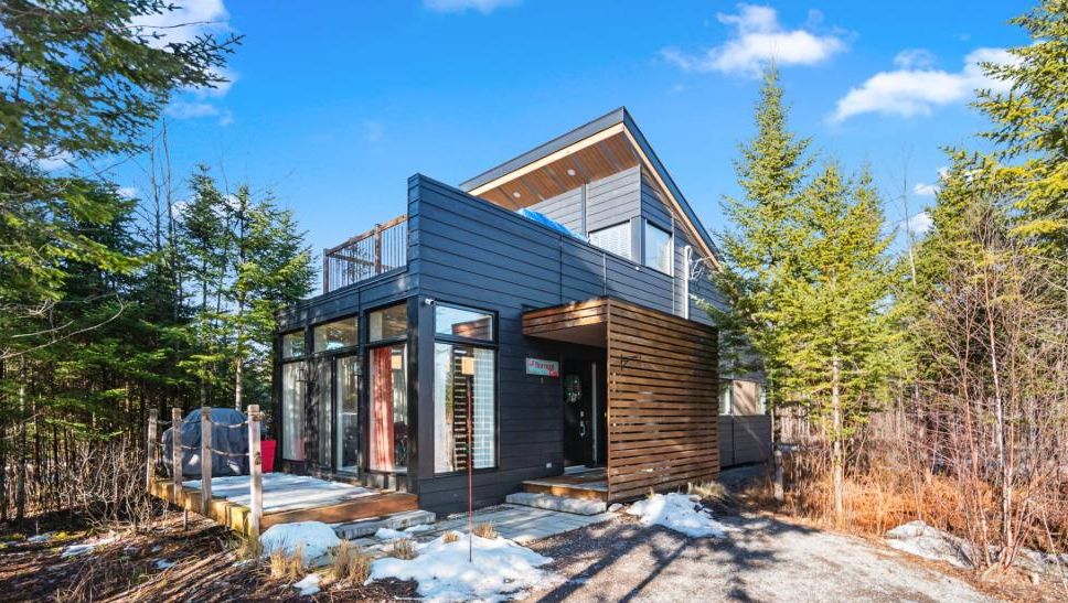 Majestueuse construction au goût du jour vendue toute meublée pour 399 000$