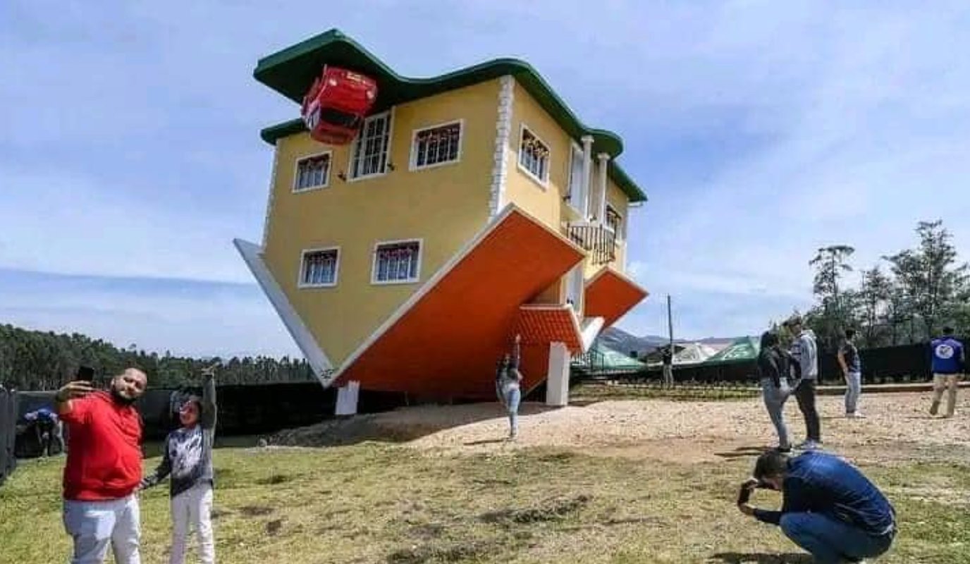 Cette maison construite à l'envers attire bien des curieux