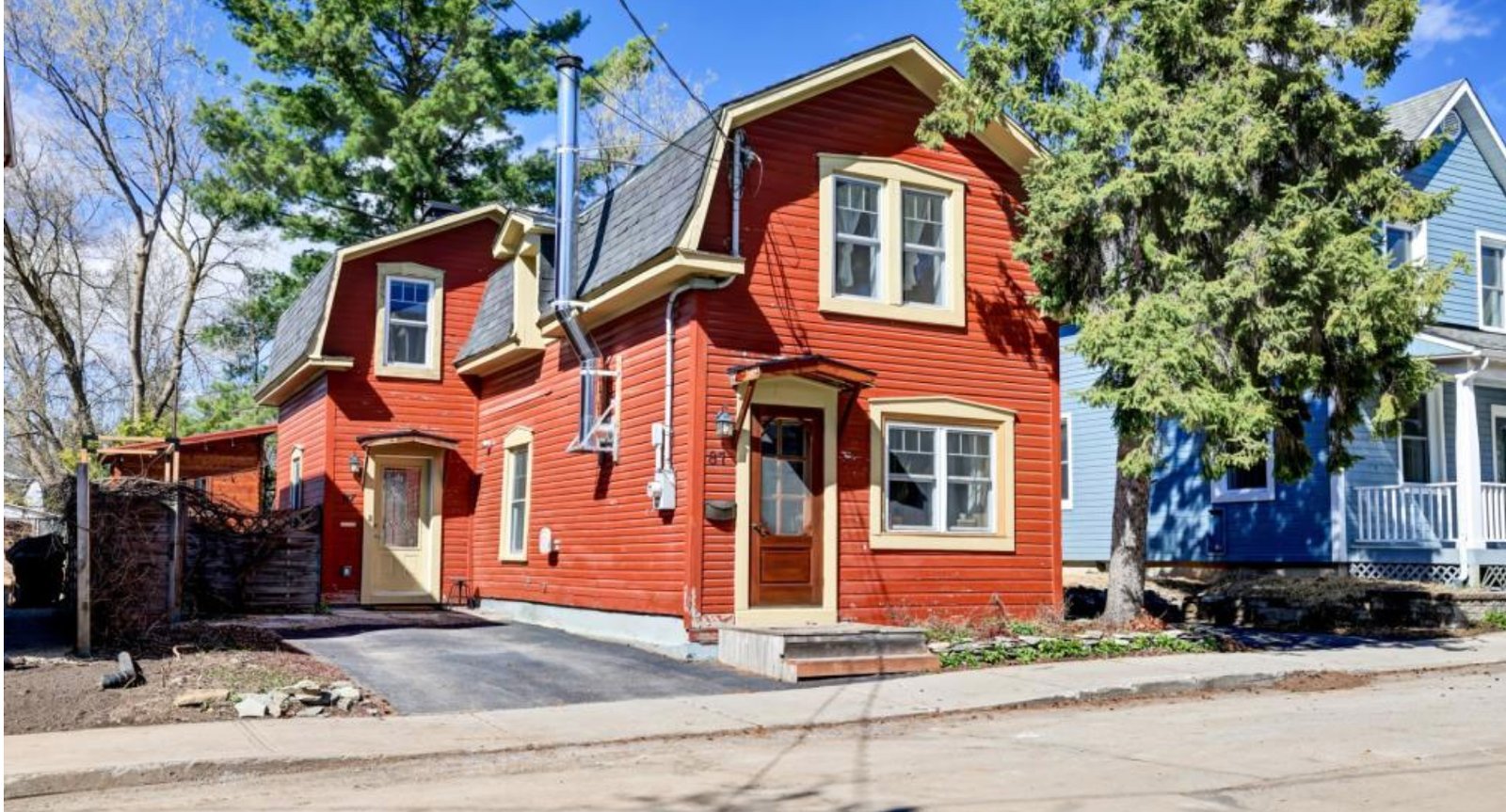 Coquette maison centenaire offrant beaucoup de cachet au coeur du Vieux-Aylmer
