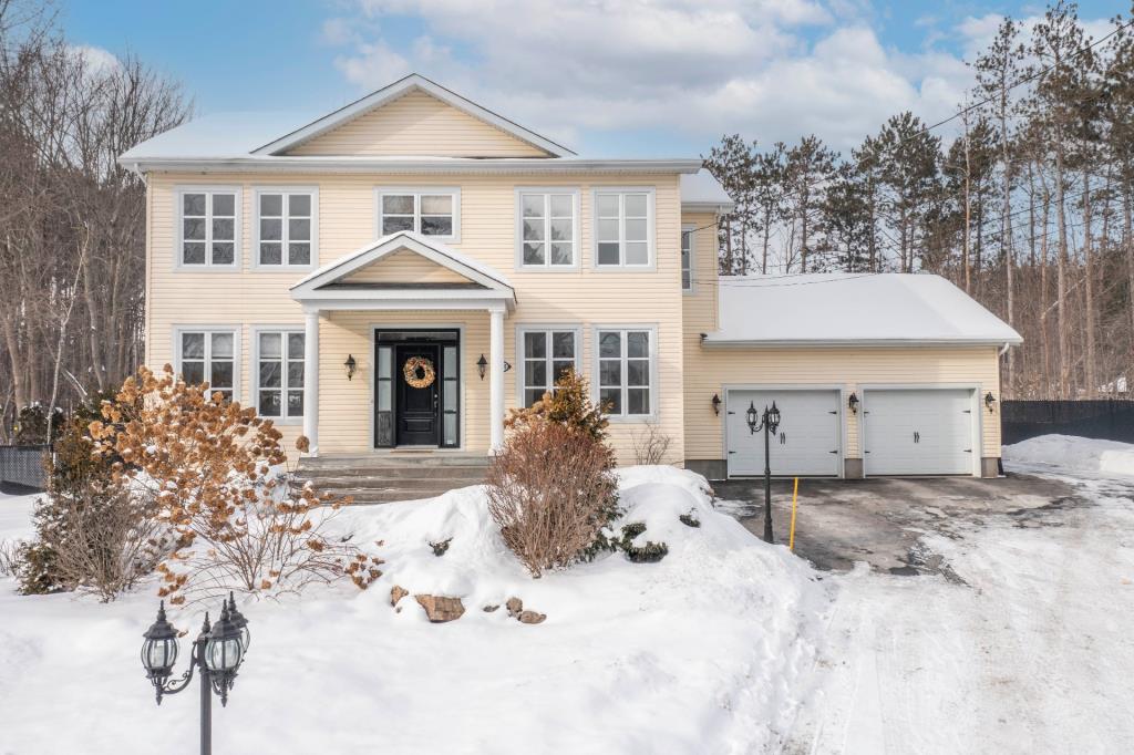 Espace à profusion, finitions raffinées, pièces chaleureuses, vaste terrain de 31 602 pi²: un cottage familial à découvrir!