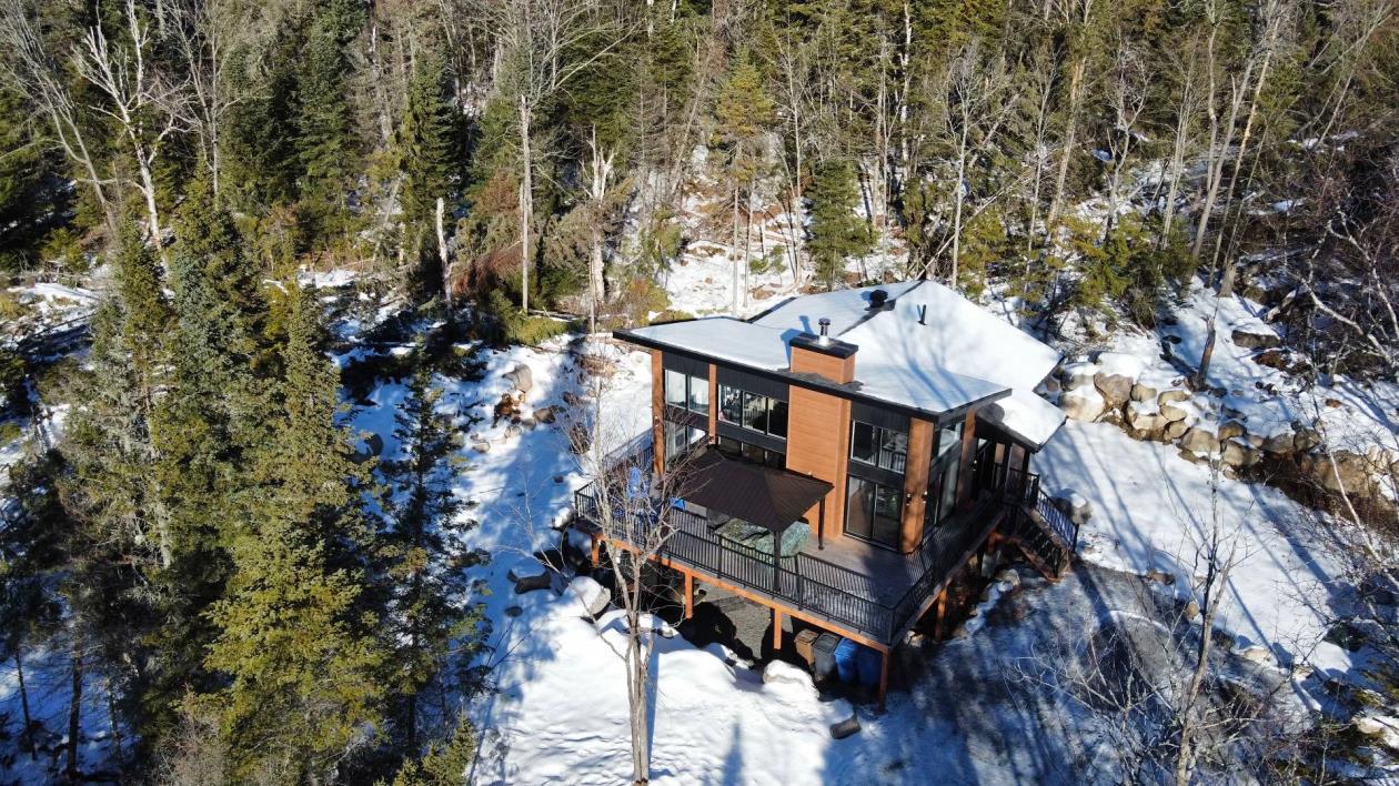 Le charme et le confort d'une belle construction contemporaine dans un paradis de lacs et de montagnes