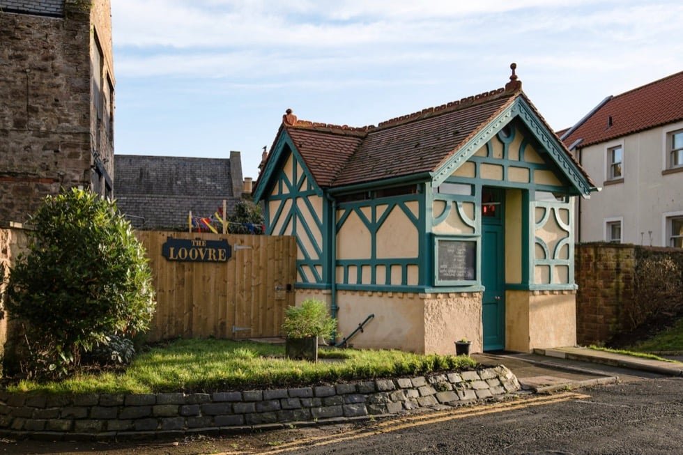 Ce bâtiment qui abritait autrefois des toilettes publiques pour femmes à été transformé en un charmant petit cottage