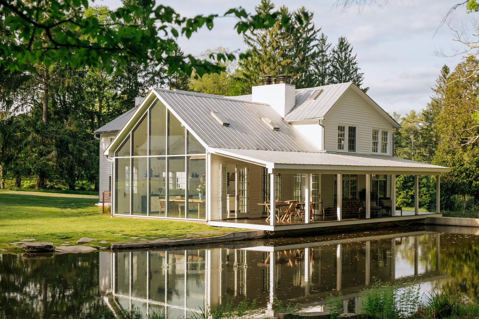 Cette magnifique farmhouse de 1820 a reçu une cure de rajeunissement sans pourant lui enlever son charme unique