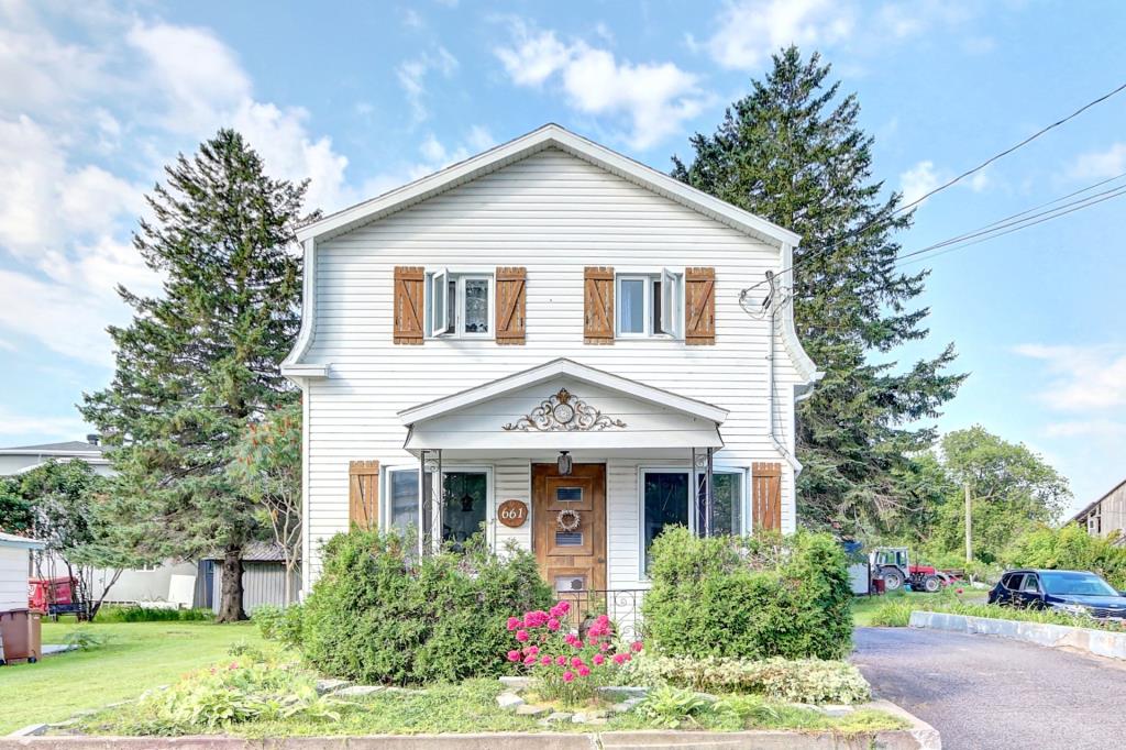 Belle d'autrefois au cachet invitant, dotée de 3 chambres et à vendre pour 159 900$