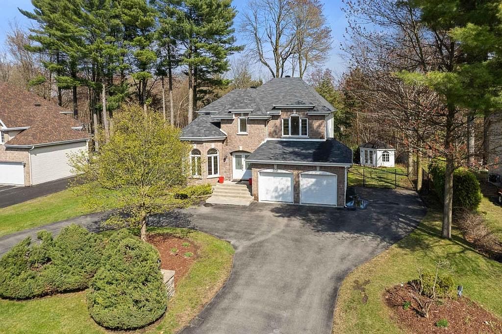 Splendide demeure familiale avec une cour intime bordée par un boisé