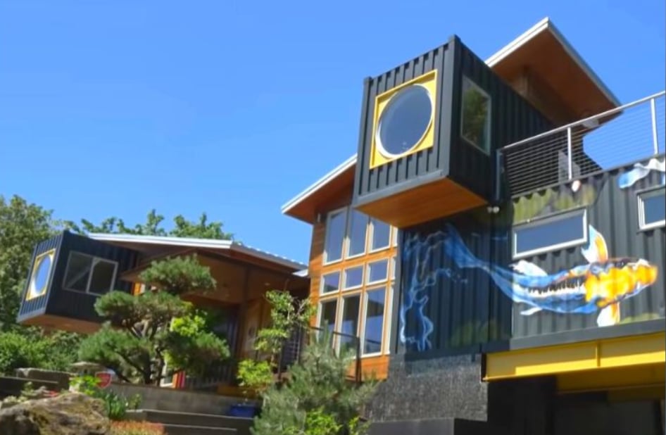 Un homme construit une gigantesque maison à partir de conteneurs d'expédition. 