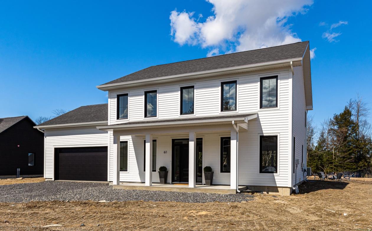 Tout neuf et clés en main! Superbe cottage de construction unique avec accès au majestueux Lac Brome
