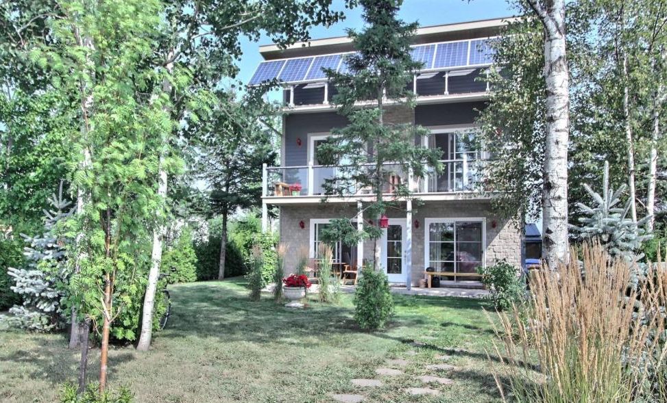 Une perle rare! Maison moderne écologique avec beau terrain verdoyant