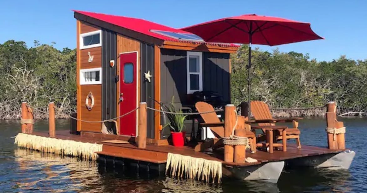 Découvrez l'intérieur magnifique de cette petite maison flottante