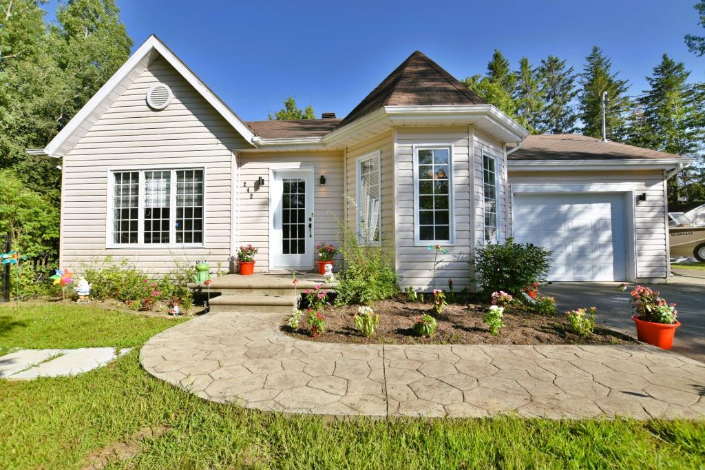 Tout un potentiel à 375 000$! Élégant plain-pied au goût du jour à quelques pas d'un lac