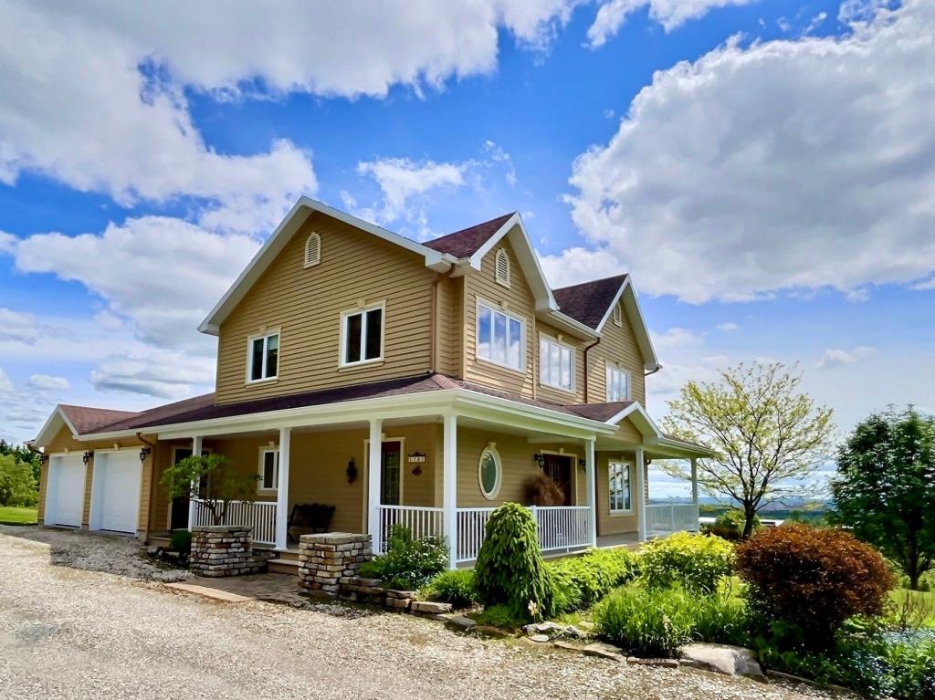 3 391 614 pi² de tranquillité et de nature entourent ce spacieux cottage avec vue imprenable sur les montagnes