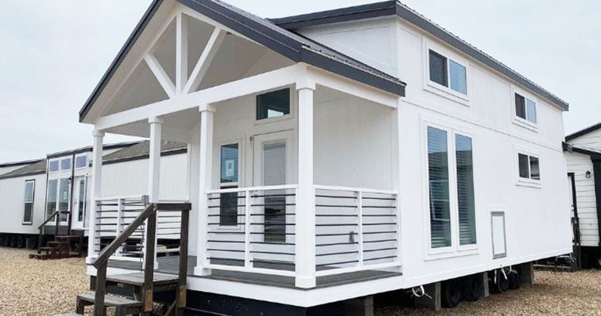 Cette habitation de style farmhouse possède un intérieur si luxueux que vous oublierez que vous êtes dans une mini-maison