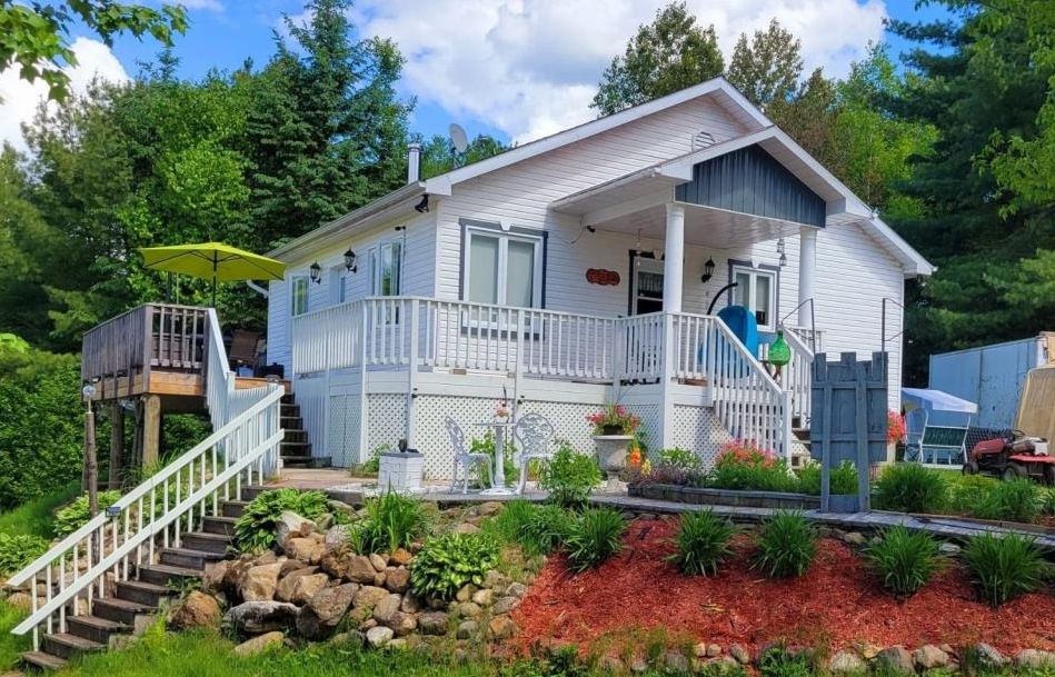 Charmante résidence à 389 800$ sise sur un terrain très privé de 120 553 pi² bordant un joli ruisseau