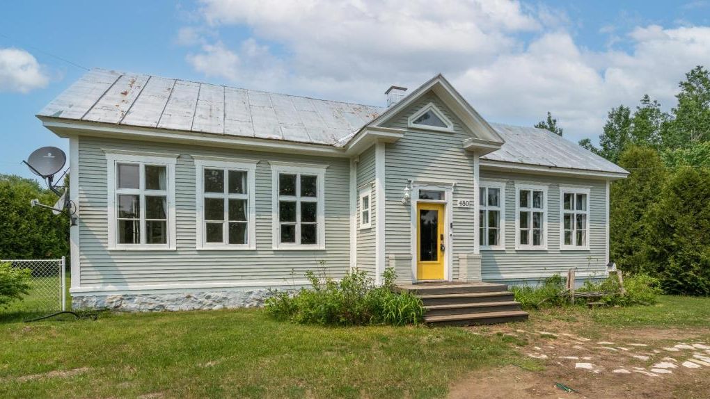 Vendue meublée! Ancienne école de rang splendidement rénovée