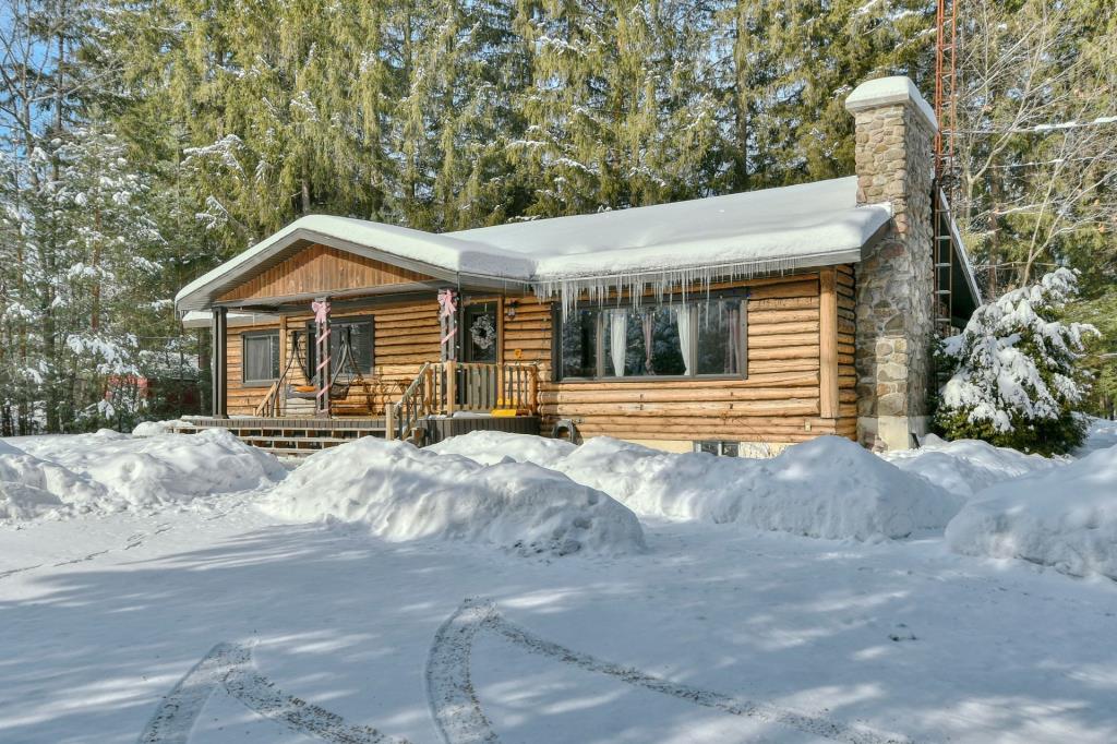 Chaleureuse maison de 4 chambres blottie sur un grand terrain bordé d'arbres à vendre pour 299 900$