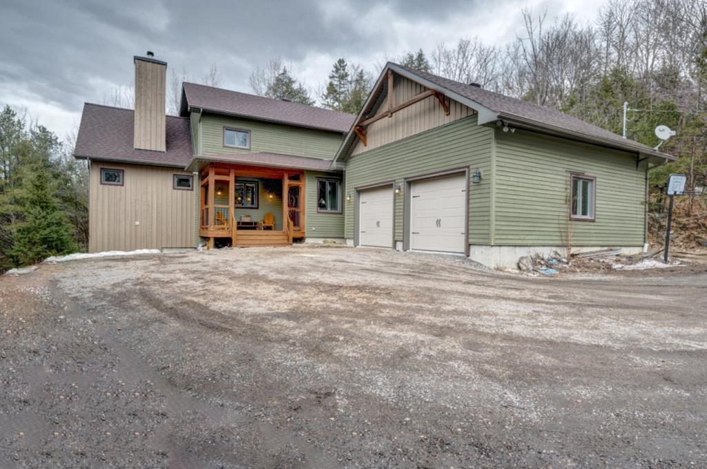 Majestueuse propriété avec un intérieur digne de Pinterest sise sur un terrain boisé de plus de 2 acres