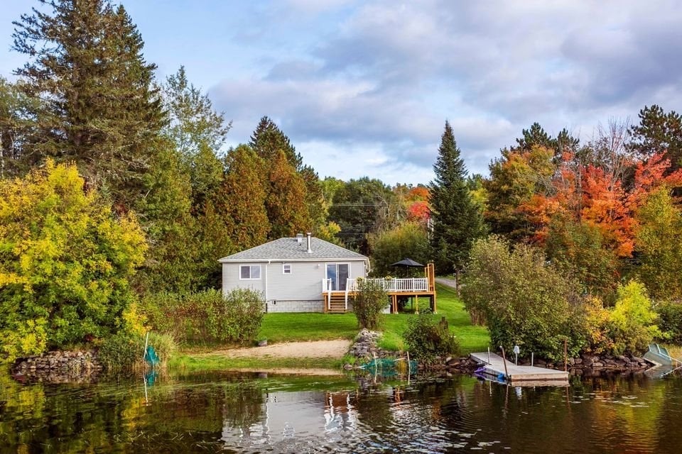 La vie au bord de l’eau dans ce chalet de 3 chambres à coucher vendu meublé