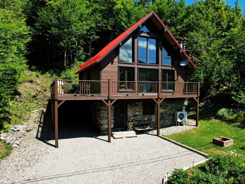Magnifique demeure de 299 900 $ située en face du Massif du Sud