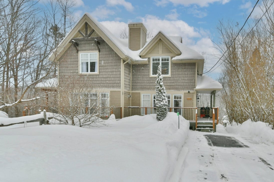 Habitez à quelques minutes de Saint-Sauveur dans cette jolie demeure de 3 chambres à coucher