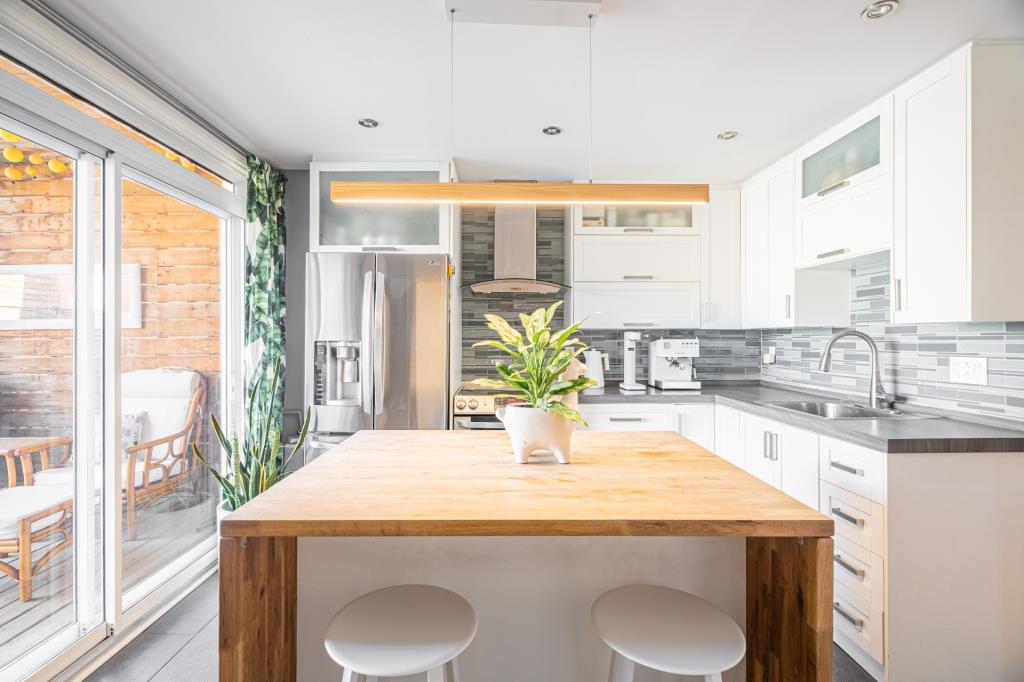 Unique dans le secteur! Cocon douillet modernisé au goût du jour avec terrasse ensoleillée qui vous fera rêver à l'été