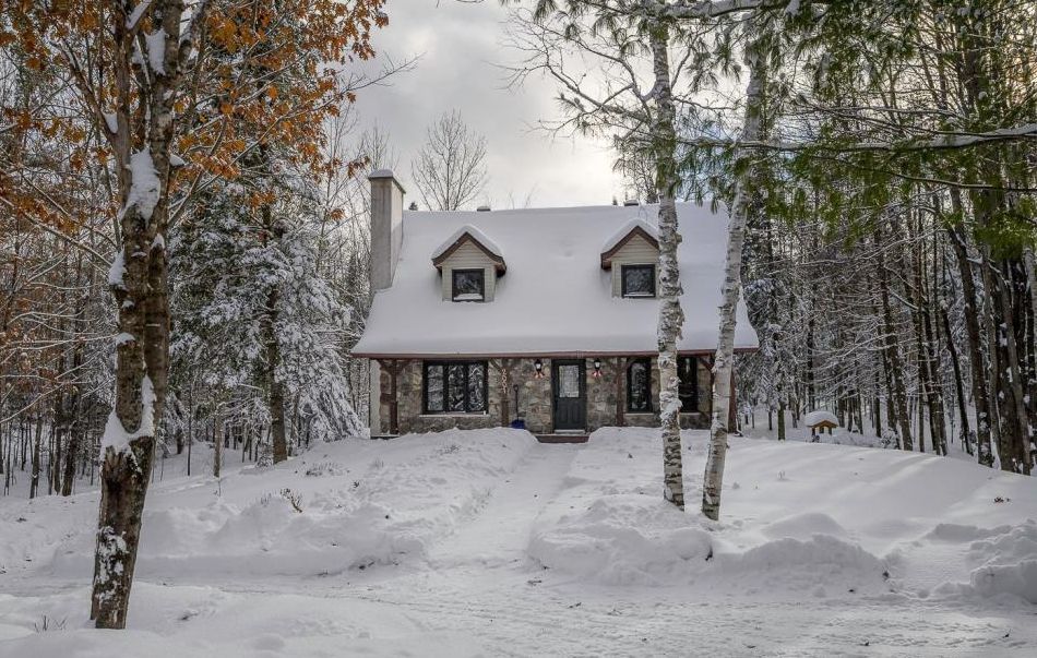 Charmante maison canadienne rénovée sise sur un lot boisé intime de plus d'un acre