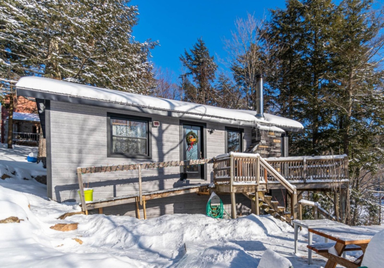 Coquet petit bungalow perché dans un boisé paisible au bord d’un lac