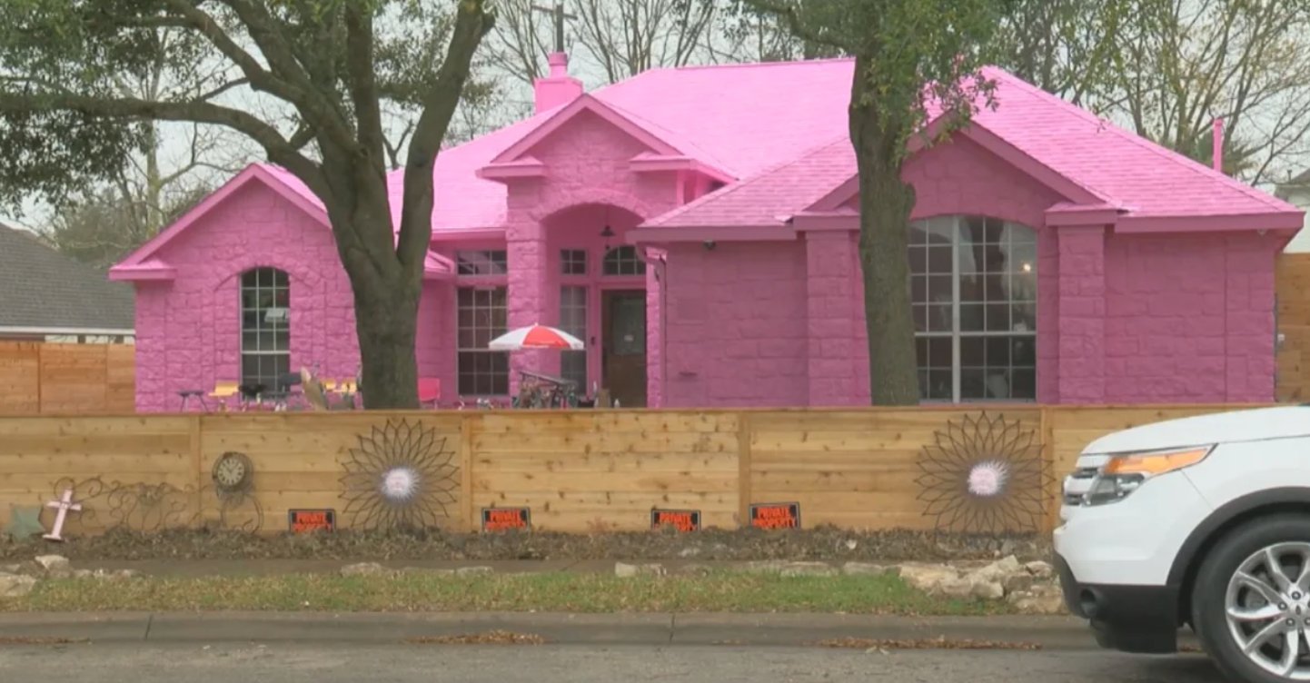 Il emmerde tous ses voisins en peinturant sa maison en rose