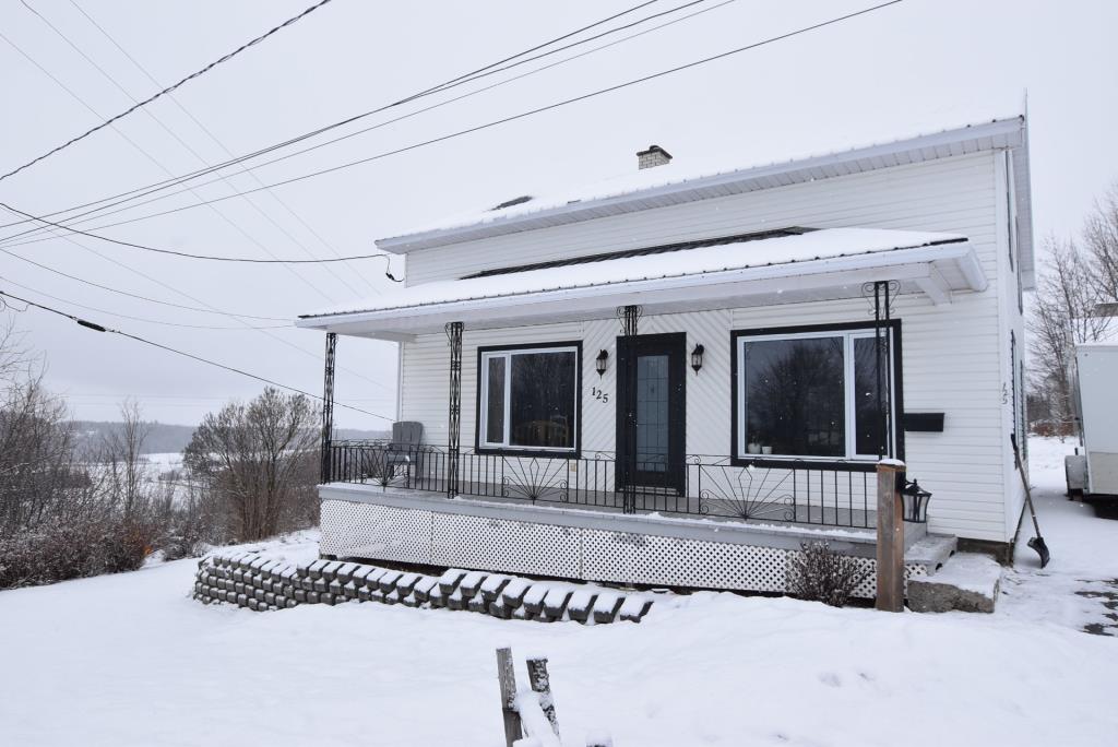 Joli cottage à 159 900$ splendidement remis au goût du jour avec un style rustique-chic soigné
