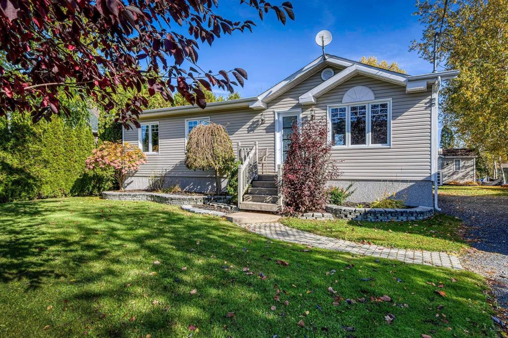 Belle unifamiliale de 3 chambres avec grande cour bordée de végétation mature à vendre pour 299 900$