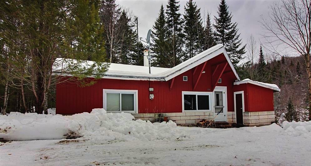 Petit chalet meublé à 79 000$ niché sur 76 032 pi² de boisé au bord de la rivière