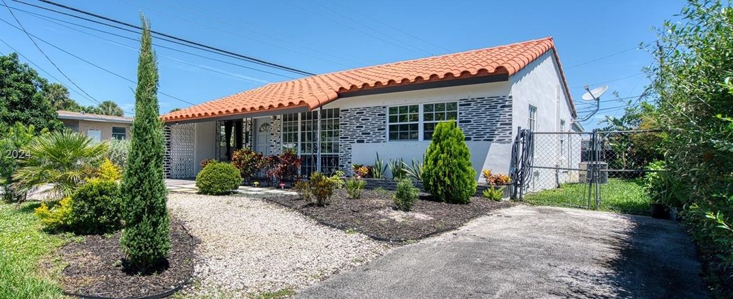 Cette maison d'apparence ordinaire fait réagir avec sa déco osée