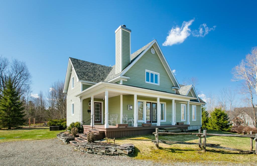Superbe résidence de style farmhouse moderne située dans un secteur paisible où la nature et la campagne ne font qu'un