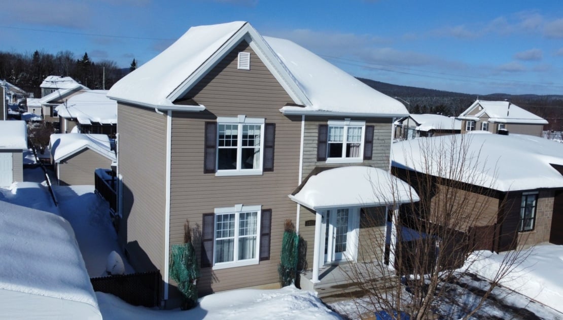 Impeccable cottage de 419 000 $ parfait pour une famille avec ses 4 chambres à coucher