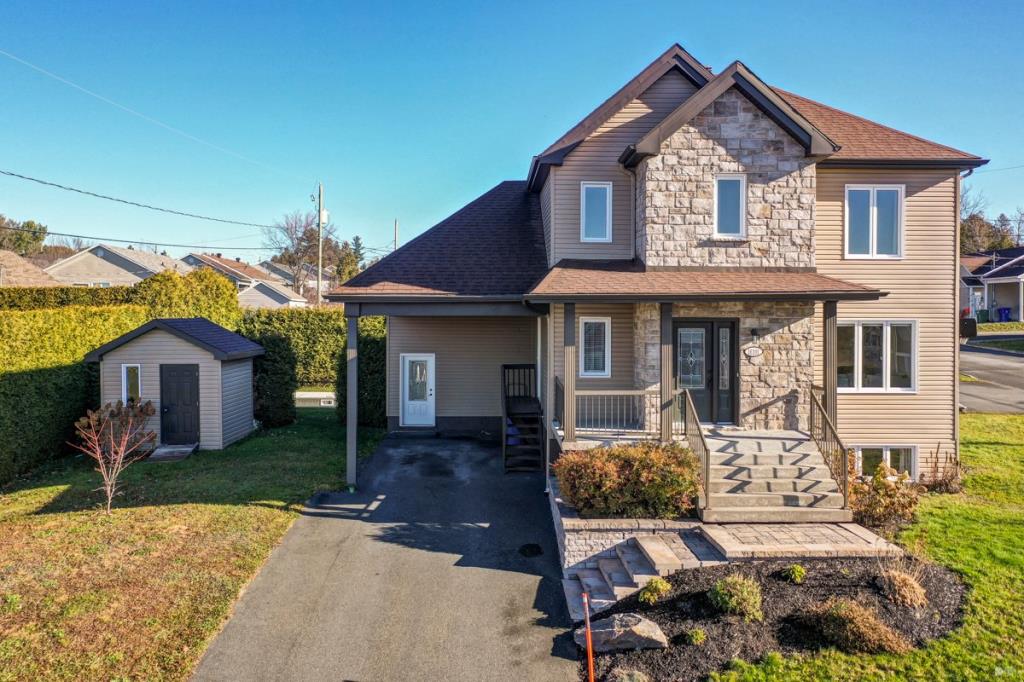Impeccable cottage clés en main à 389 000$ doté de 5 chambres et d'une piscine creusée