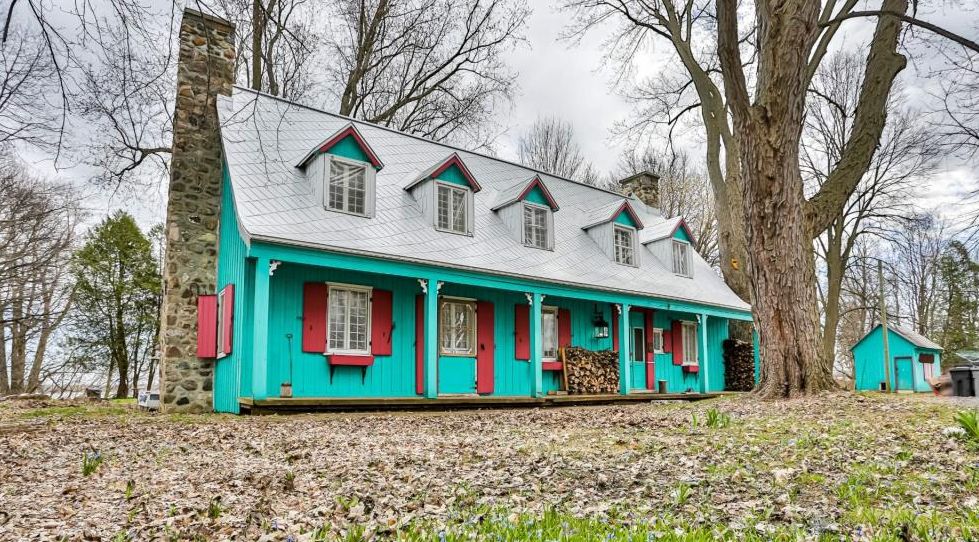 Résidence de 4 chambres au cachet sublime blottie sur un terrain de 45 750 pi² en bordure du fleuve 