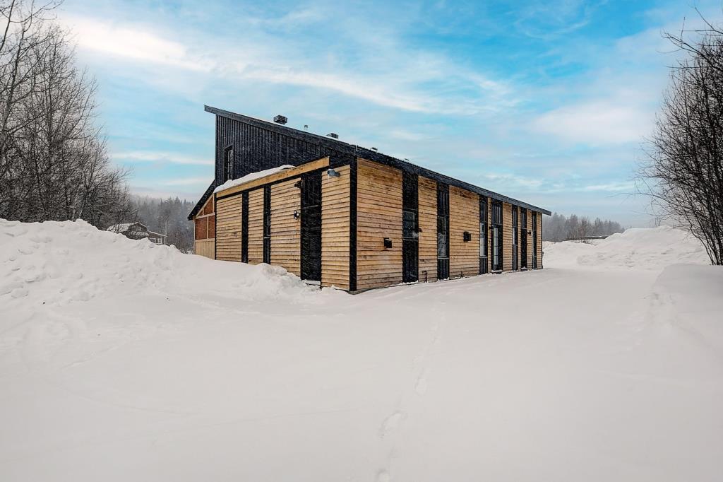 Exceptionnelle propriété rustique-chic de conception unique sise sur un vaste terrain boisé de 45 812 pi²