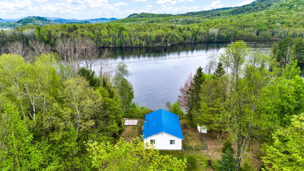 Paisible évasion au bord de l'eau dans les Laurentides