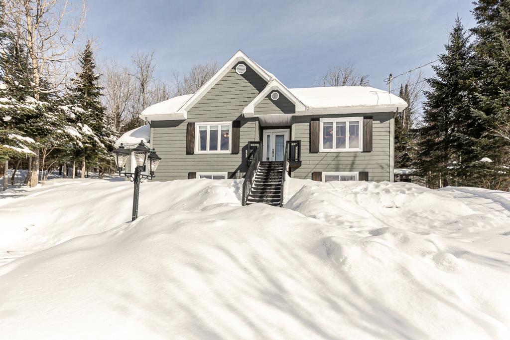 Cocon douillet de 13 pièces sis sur un terrain 39 394 pi² au cœur d'un magnifique panorama montagneux 
