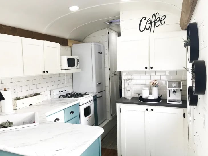 Et si on vous disait que cette ravissante cuisine se trouve dans un autobus? 