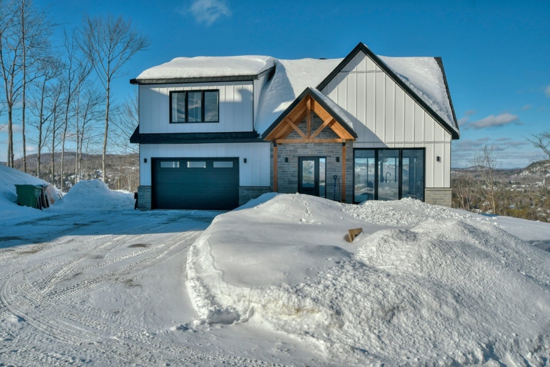 Impressionnante demeure contemporaine sise sur un grand terrain de plus de 25 400 pi² avec accès au Mont Habitant