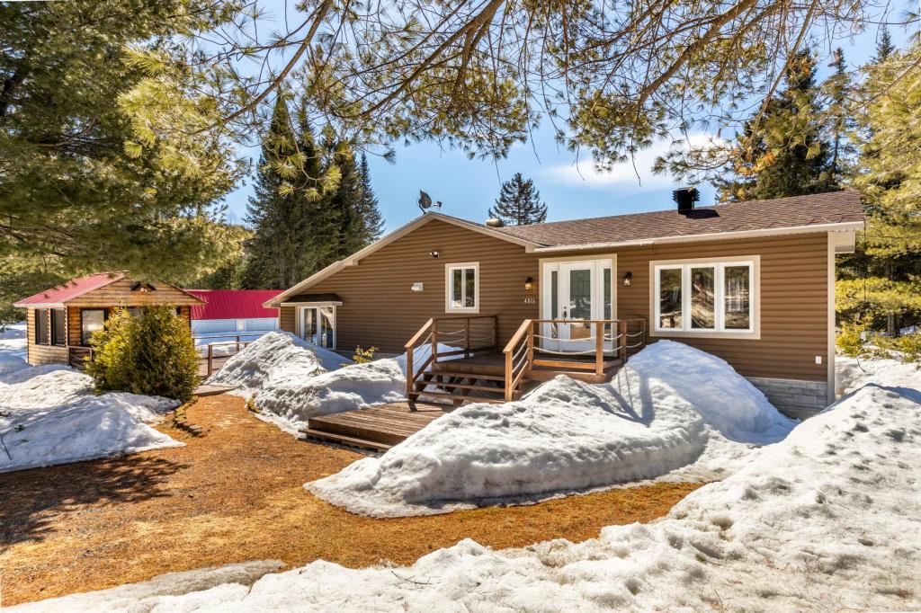 Décrochez du quotidien dans ce coquet pied-à-terre à 182 500$ avec vue panoramique sur les montagnes 